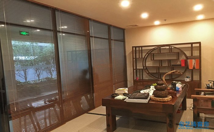 百葉窗簾的材質有哪些?百葉窗簾什么材質的好? 玻璃膜隔斷百葉簾